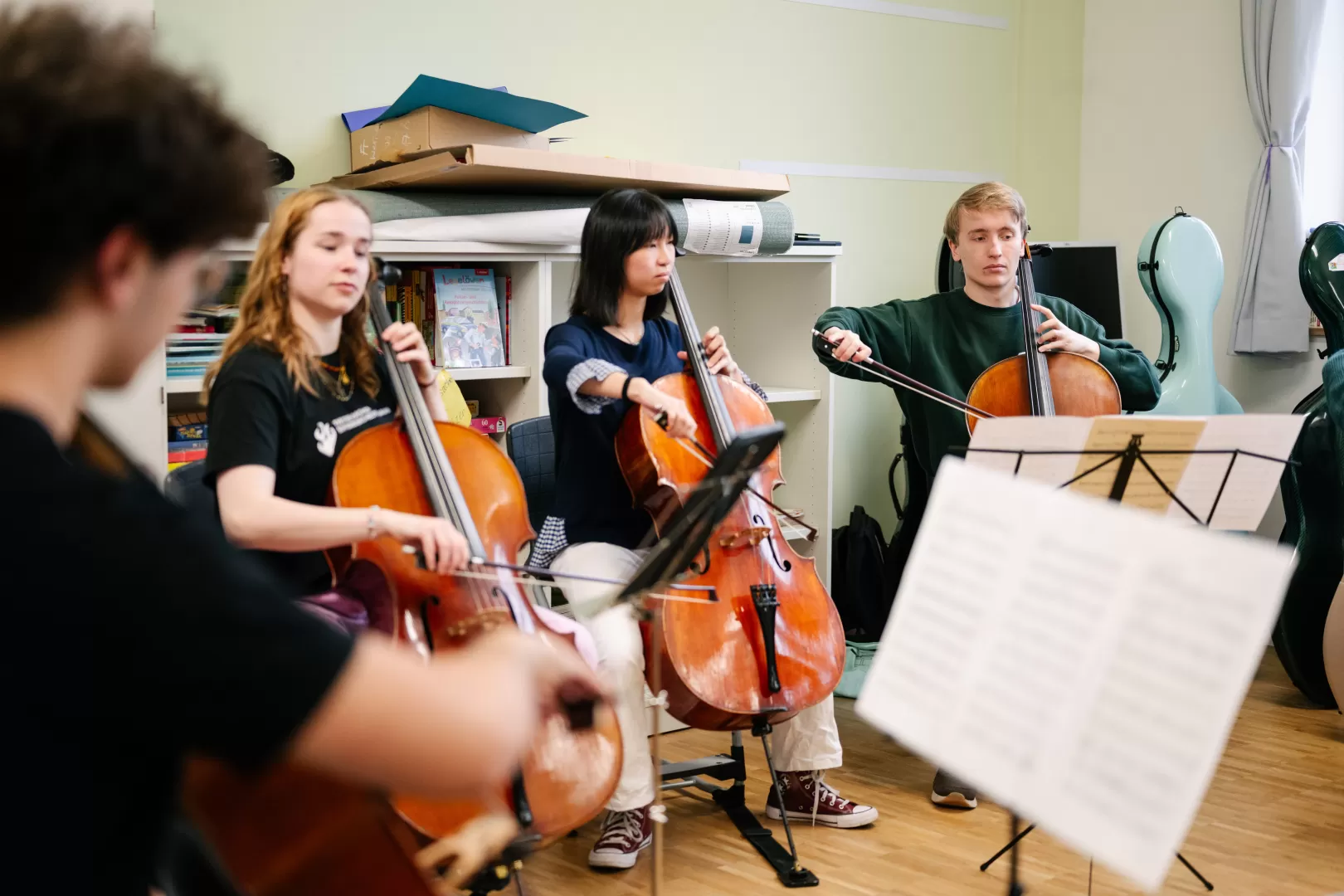 Cello Ensemble spielt im Klassenzimmer