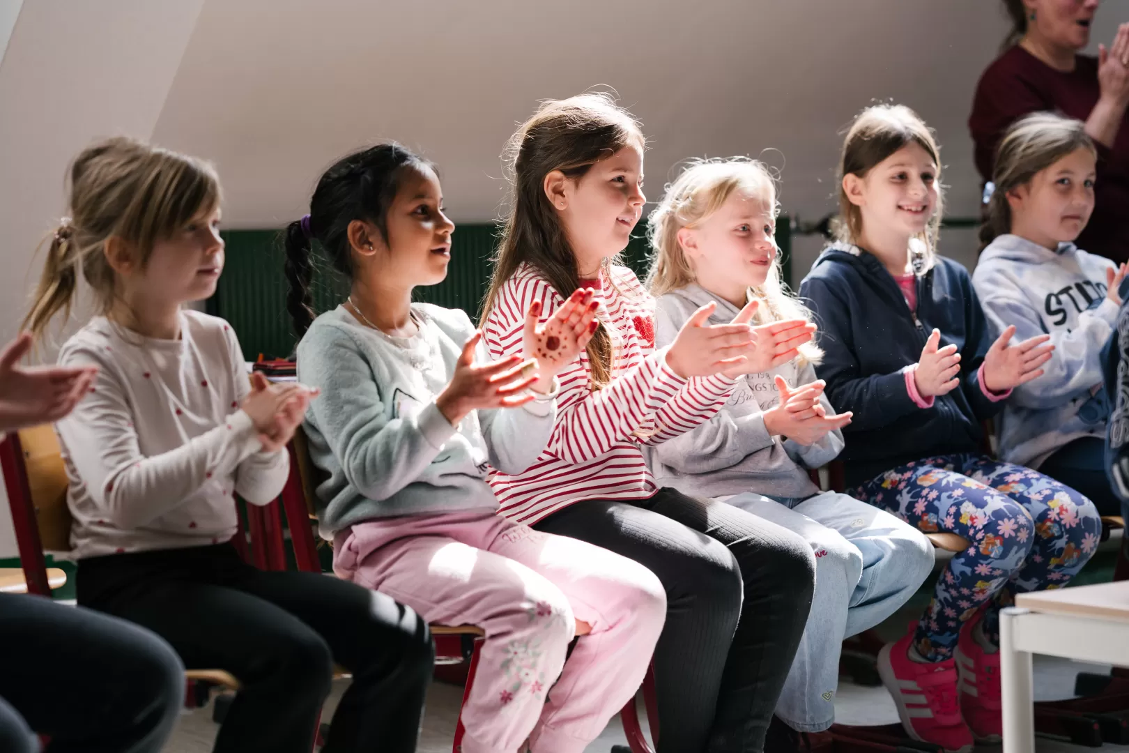 Kinder klatschen in die Hände