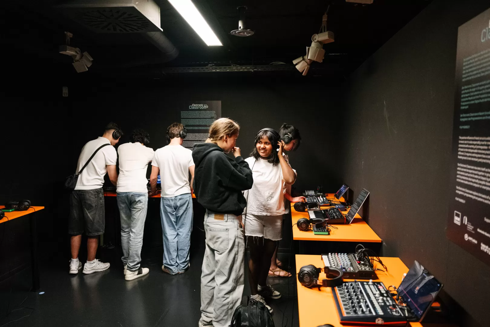 Schüler*innen im Electronic Classroom des MOMEM