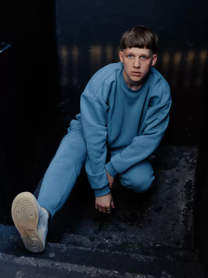 Joshua Grölz in blauem Jogger und cooler Pose