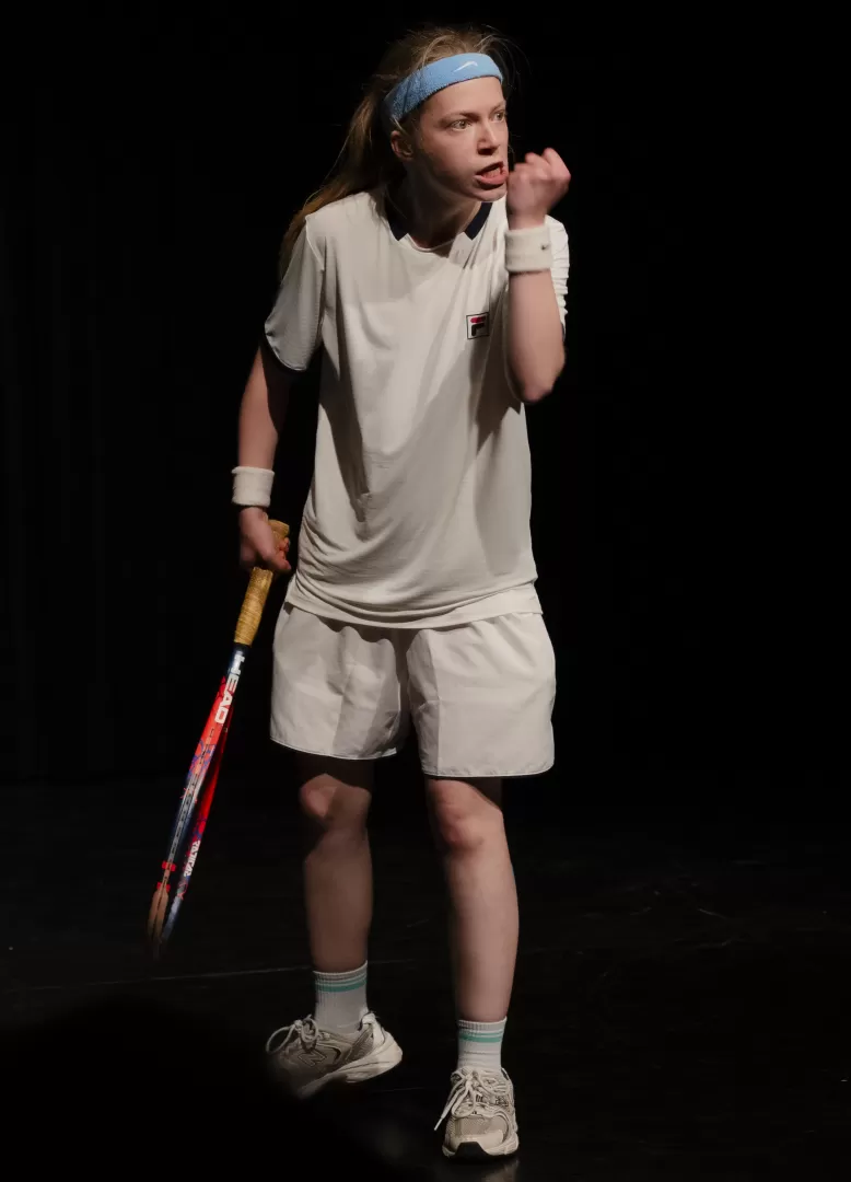 Tennisspielerin reckt die Faust in die Höhe.