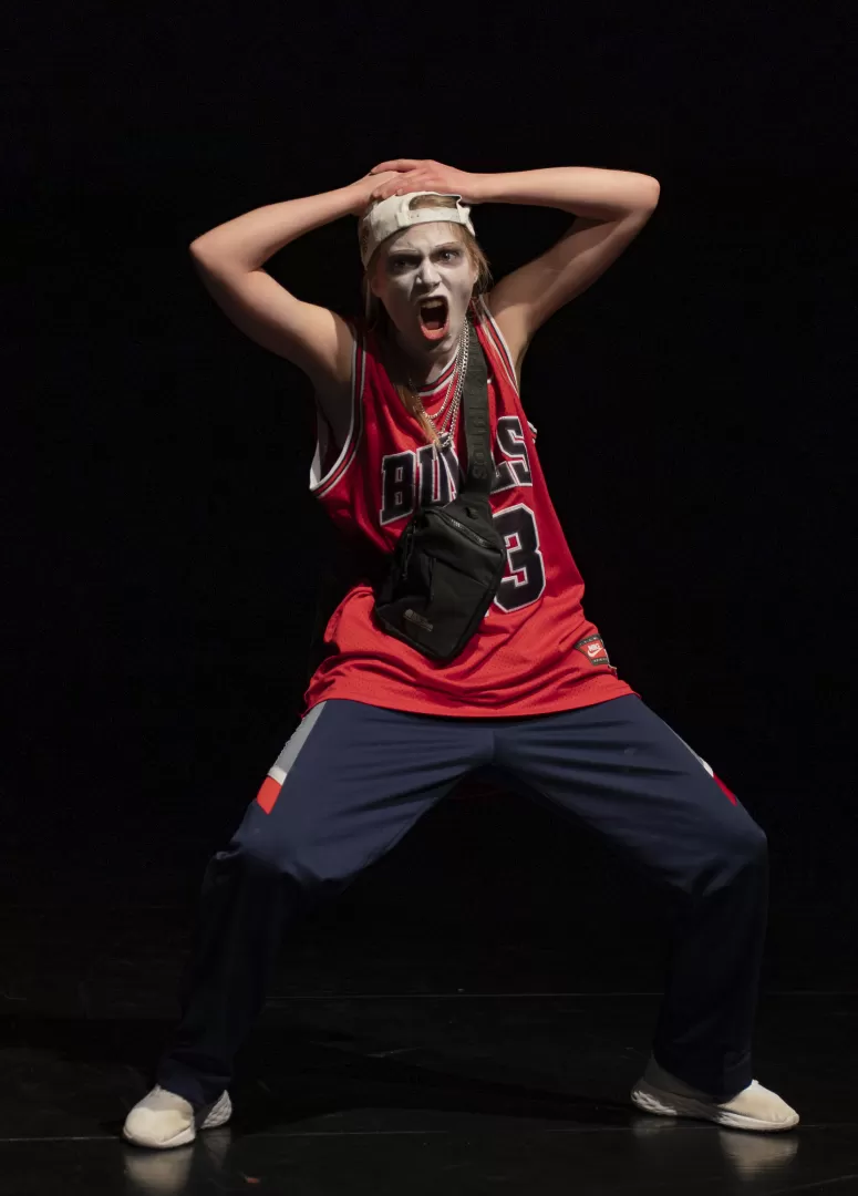 Person mit Basketballtrikot schreit.