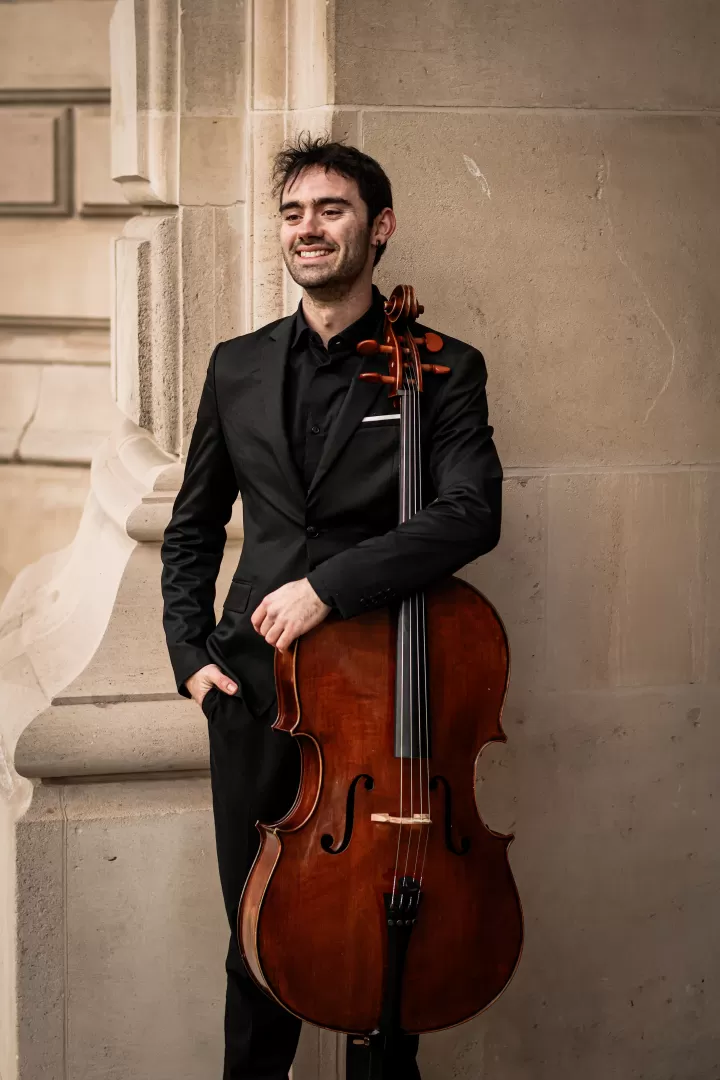 Alejandro Costa Martí mit seinem Cello