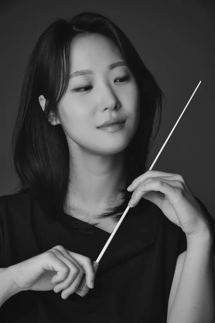 Lena Yeeun Oh mit Dirigierstab