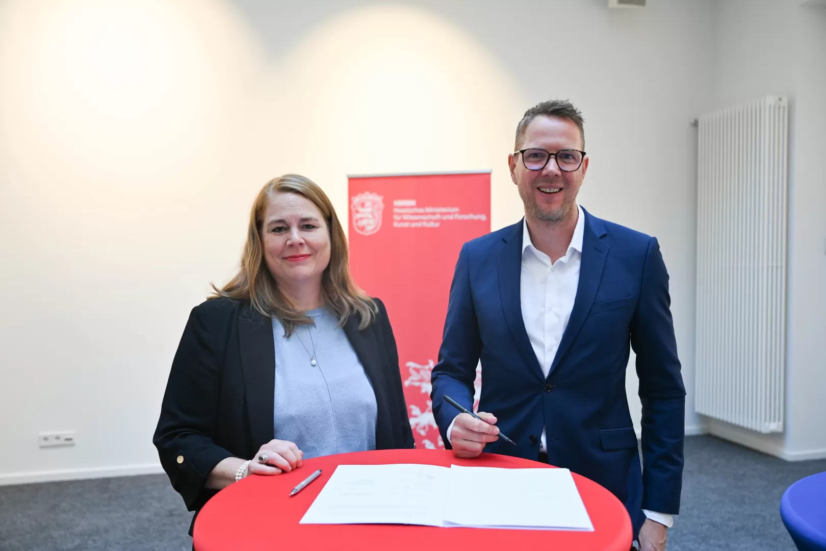 Kanzlerin Kerstin Hort-Schelm und Staatssekretär Christoph Degen bei der Unterzeichnung der Zielvereinbarungen 2026-2031