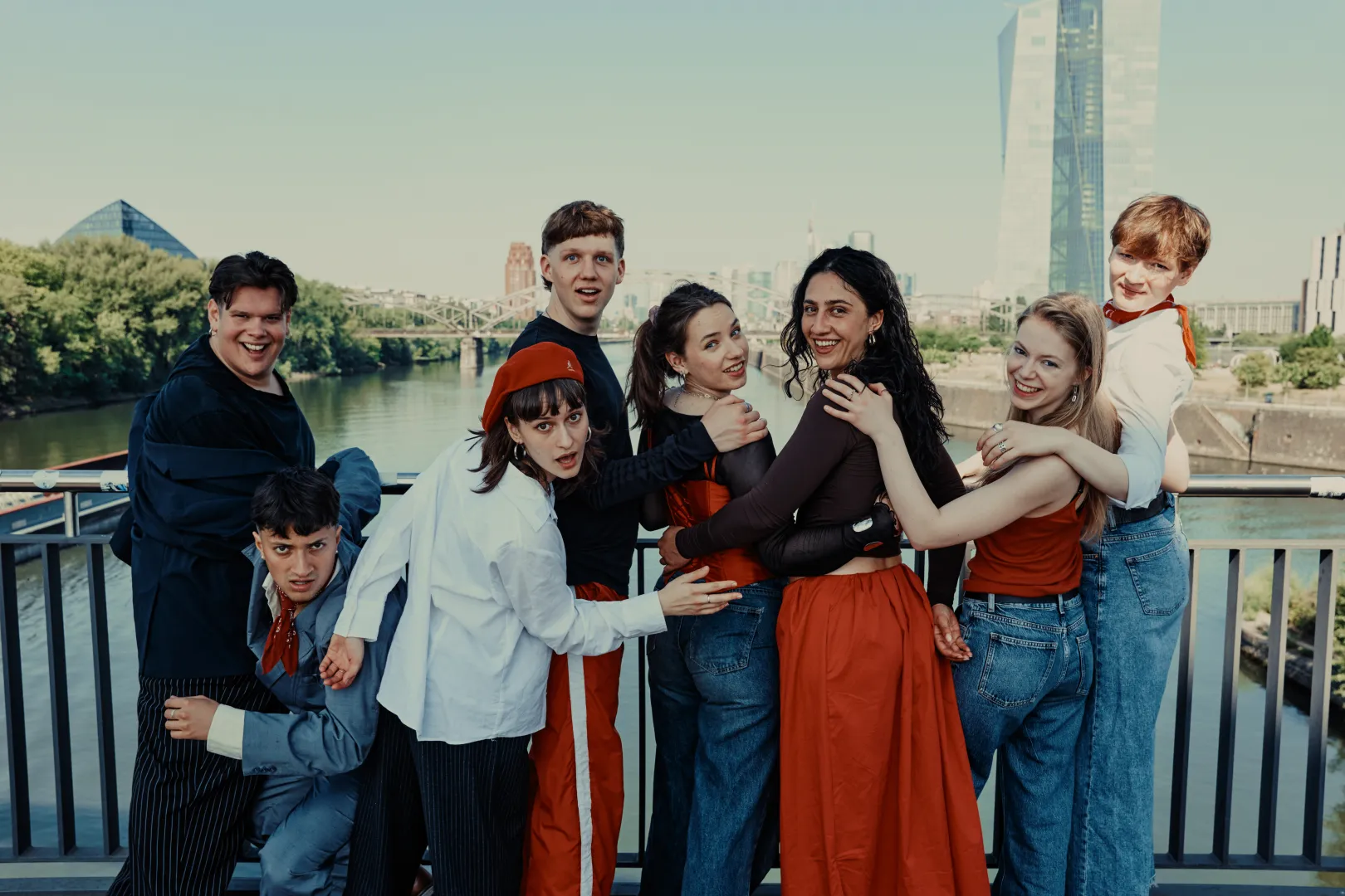 Gruppe vor der Frankfurter Skyline.