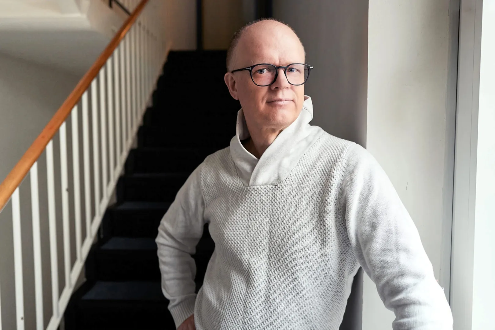 Porträt von Geir Lysne vor einer Treppe
