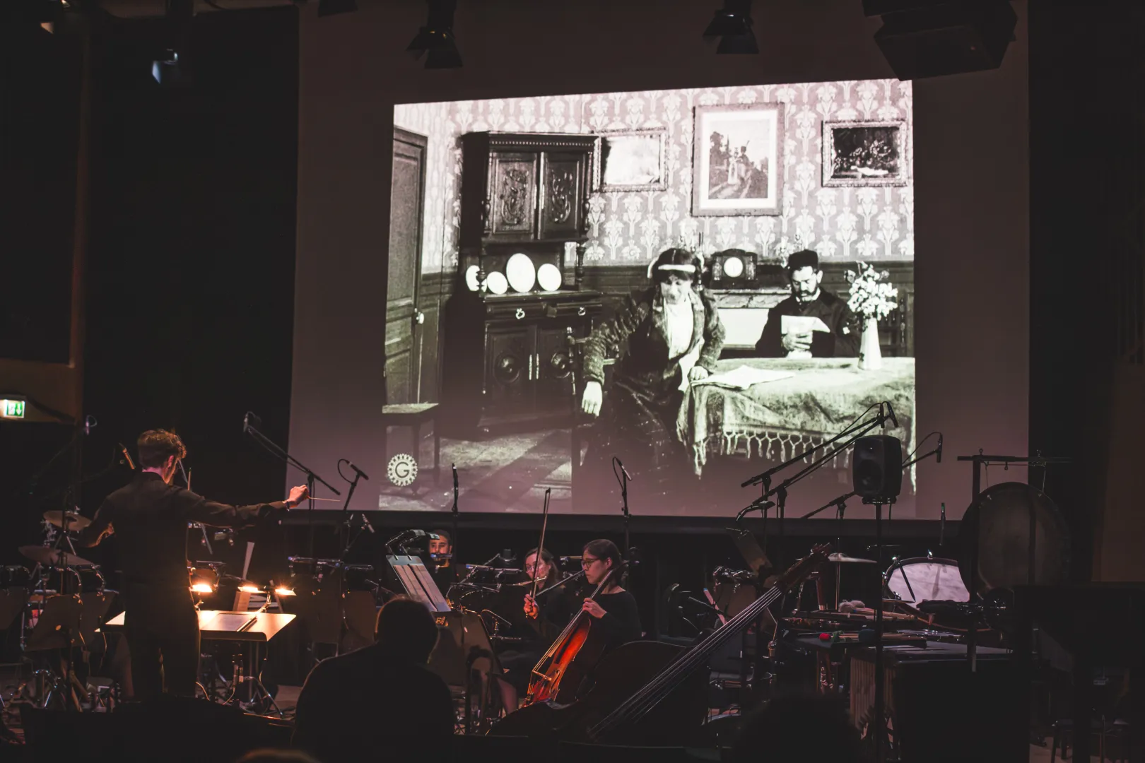 Leinwand Orchester + im Vordergrund