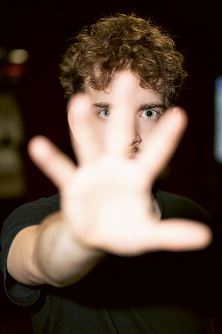 Porträt von Constantin Keller, der seine Hand kraftvoll in Richtung der Kamera ausstreckt