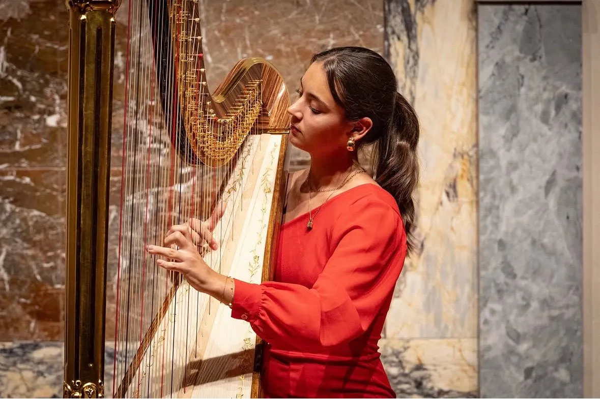 Anna Petrovitsch spielt Harfe