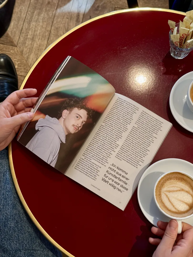 Aufgeschlagenes Magazin Frankfurt in Takt in einem Café