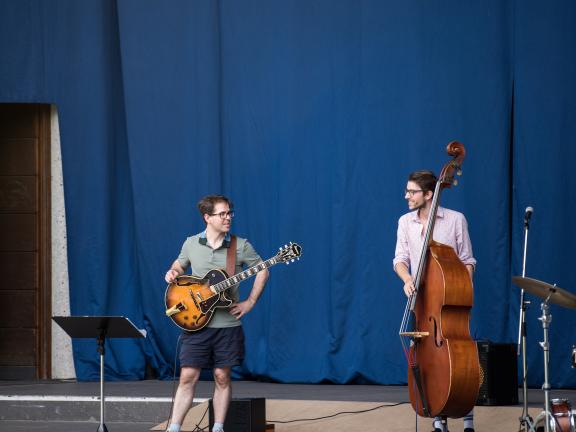 Jonas Wiesner und Jakob Krupp mit Jazz Gitarre und Kontrabass auf einer Bühne im Palmengarten.