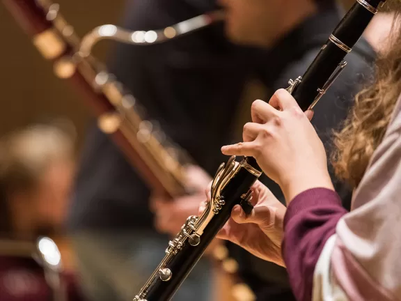 Hände an einer Klarinette