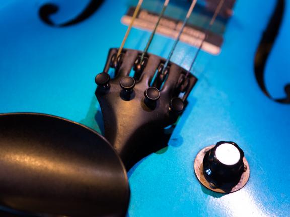 Blaues Streichinstrument mit Drehregler