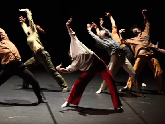 6 tanzende Personen in schneller Bewegung beim Tanzmarathon 2021