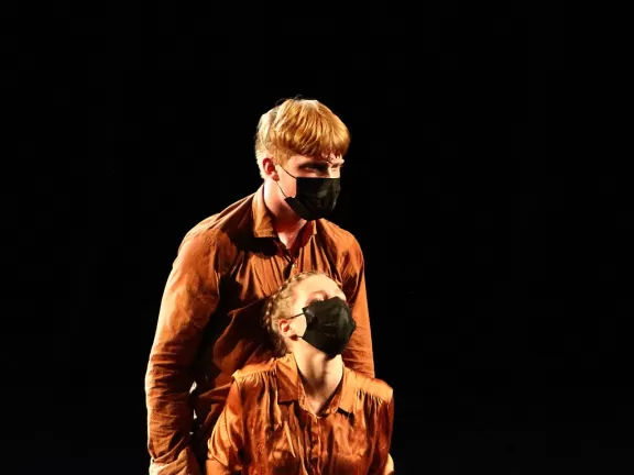 Zwei tanzende Personen, beide gleich gekleidet, auf der Bühne beim Tanzmarathon 2021