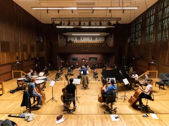 Das Hochschulorchester sitzt mit Abstand im ganzen Großen Saal verteilt