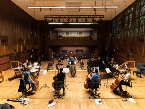 Das Hochschulorchester sitzt mit Abstand im ganzen Großen Saal verteilt