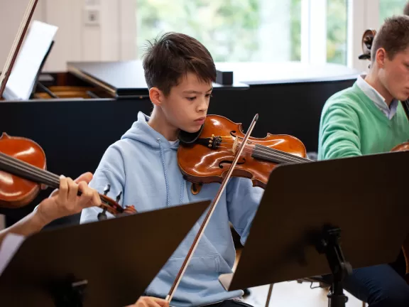 Ein Jungstudent (Violine) in einer Probe der Young Academy
