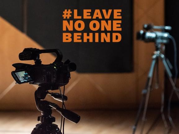 Zwei Kameras im Kleinen Saal, darüber im Bild das Logo der Initiative "Leave No One Behind"