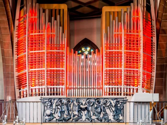 Bild der rot beleuchteten Göckel-Orgel in der Liebfrauenkirche Frankfurt.