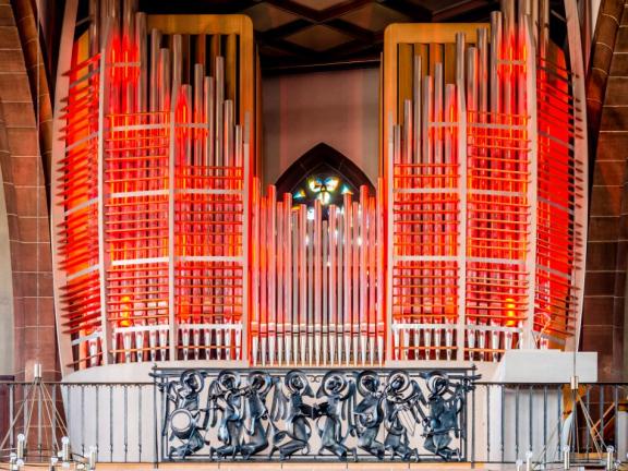 Bild der rot beleuchteten Göckel-Orgel in der Liebfrauenkirche Frankfurt.
