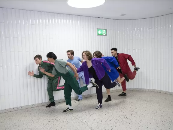Sechs Schauspielabsolvierende als Standbild in rennender Pose.