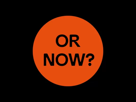 Roter Kreis auf schwarzem Hintergrund, auf dem Kreis steht "Or now?" in schwarzer Schrift
