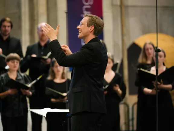 Pressefoto: Der Kammerchor der HfMDK unter der Leitung von Florian Lohmann im Kloster Eberbach 2022. Foto: Marvin Fuchs