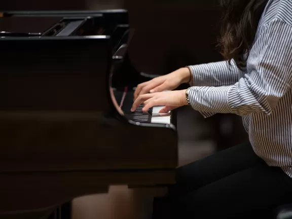 Hände einer Pianistin am Klavier