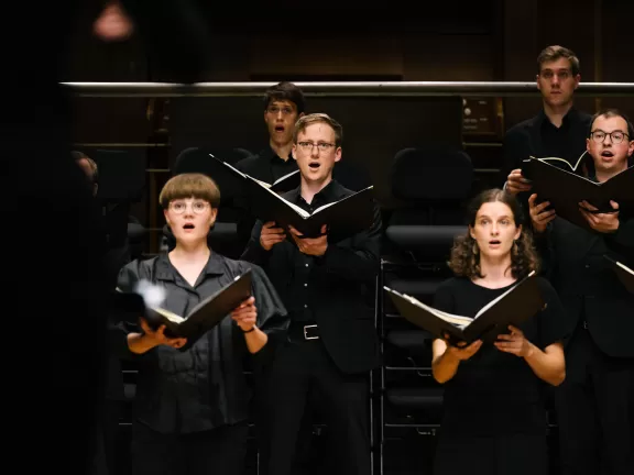 Sänger*innen des HfMDK Kammerchors während eines Konzerts im Großen Saal.