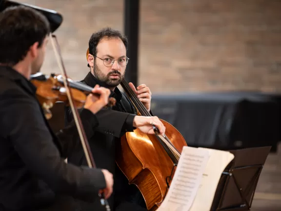 Cellist im Kammermusikensemble blickt zu seinem Mitmusiker