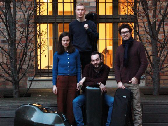 Die vier Musiker*innen des Fabrik Quartets vor einem Backsteingebäude