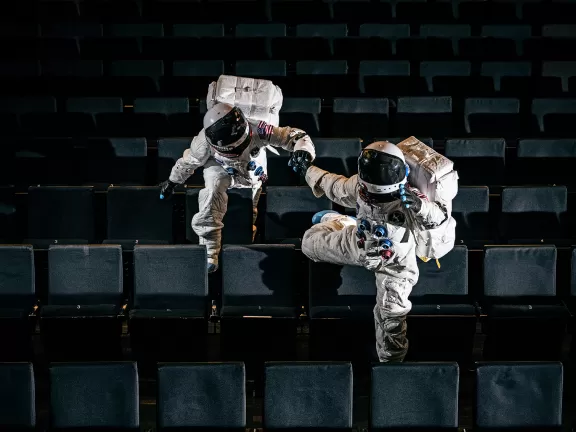Zwei Astronauten im Theatersaal.