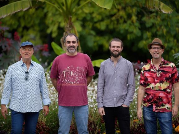 Die vier Musiker der Christoph Spendel Group stehen in einem Garten