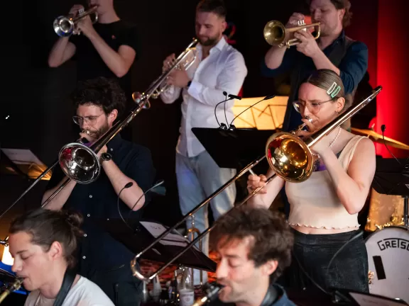 Die HfMDK Bigband spielt.