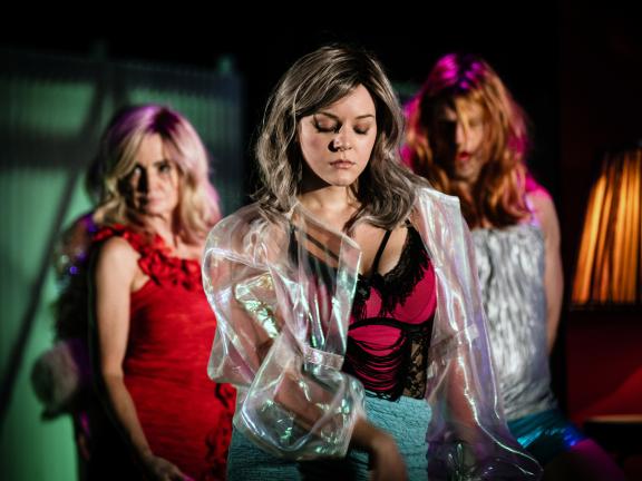 "Die Nacht von Lissabon" (Studiojahr Schauspiel) Drei Frauen stehen im Vordergrund.