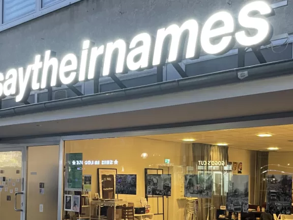 #saytheirnames steht auf einer Schaufensterscheibe