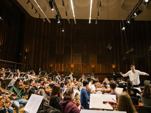 Orchesterkonzert: Celebration Blick in die Probe des HfMDK-Symphonieorchesters