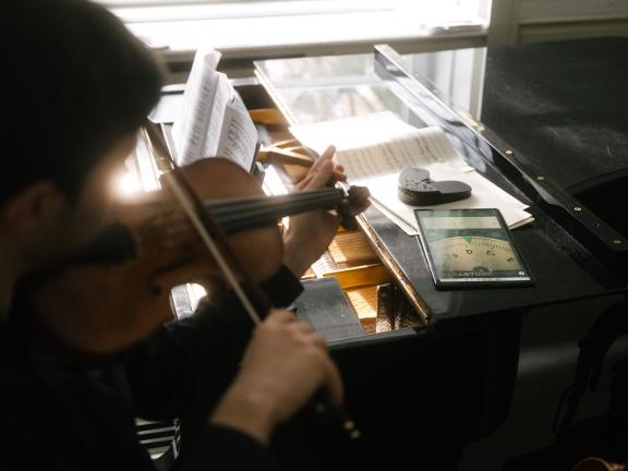 Konzertpodium Klavierkammermusik Kammermusikerin beim Einspielen mit ihrer Violine