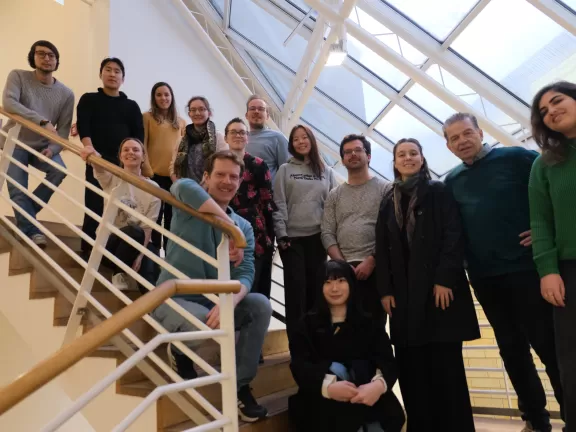 Mitwirkende von Intracult auf einer Treppe in der Hochschule