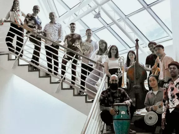 Mitwirkende der Salsaband auf einer Treppe in der Hochschule