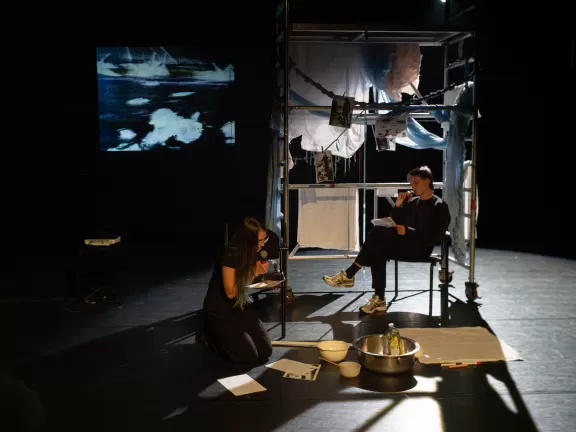 Zwei Personen mit Handmikrofonen unterhalten sicht.