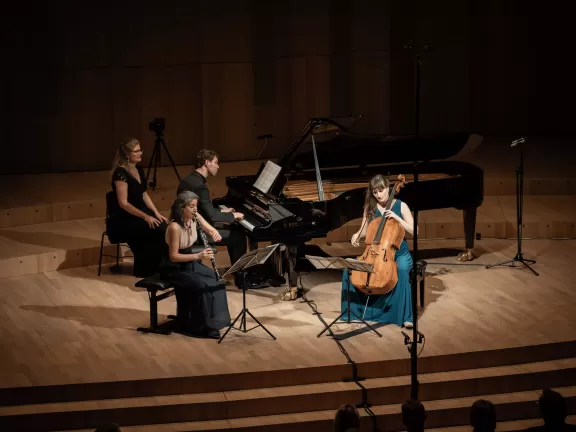 Hansjacob Staemmler, Katharina Deserno und Dana Barak auf der Bühne des Großen Saals während eines Konzerts