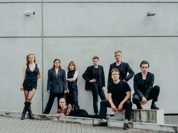 Acht Absolvent*innen des Studiengangs Schauspiel der HfMDK