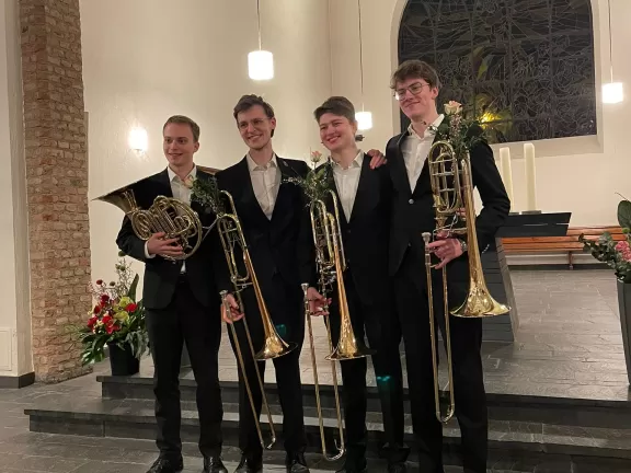Vier Musiker*innen mit Instrumenten in der Hand