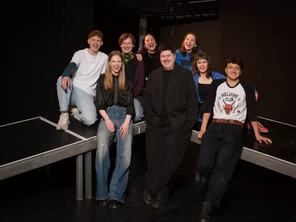 Die Schauspielstudierende des 3. Jahrgangs mit Stas Zhyrkov
