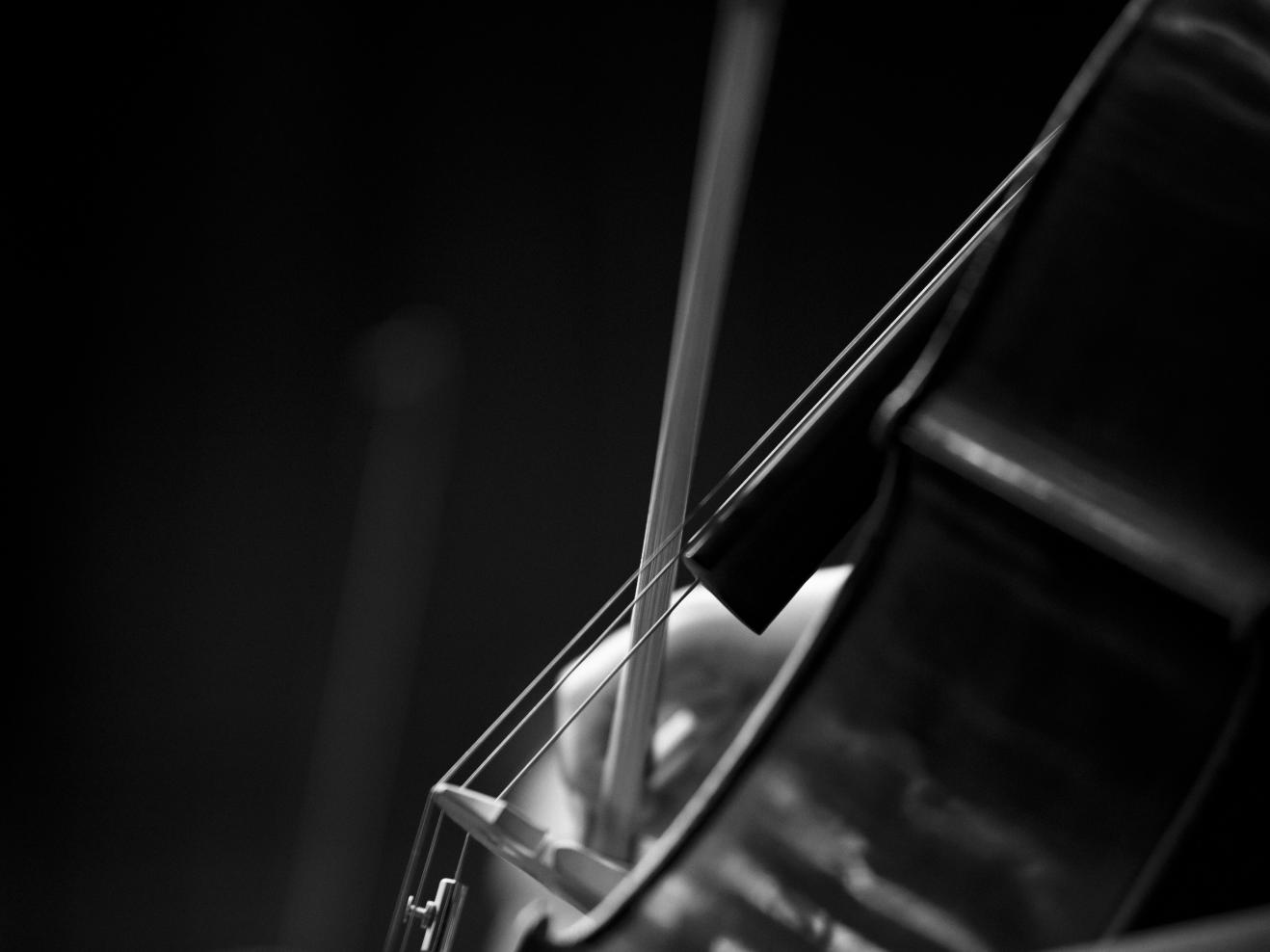 Detailansicht eines Cellos in schwarz-weiß.