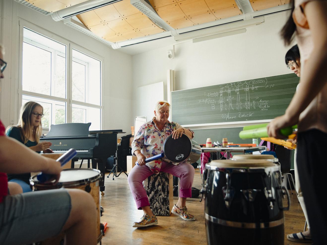 Eine Gruppe Lehramtsstudierende spielt Instrumente im Percussion-Unterricht von Anne Breick.