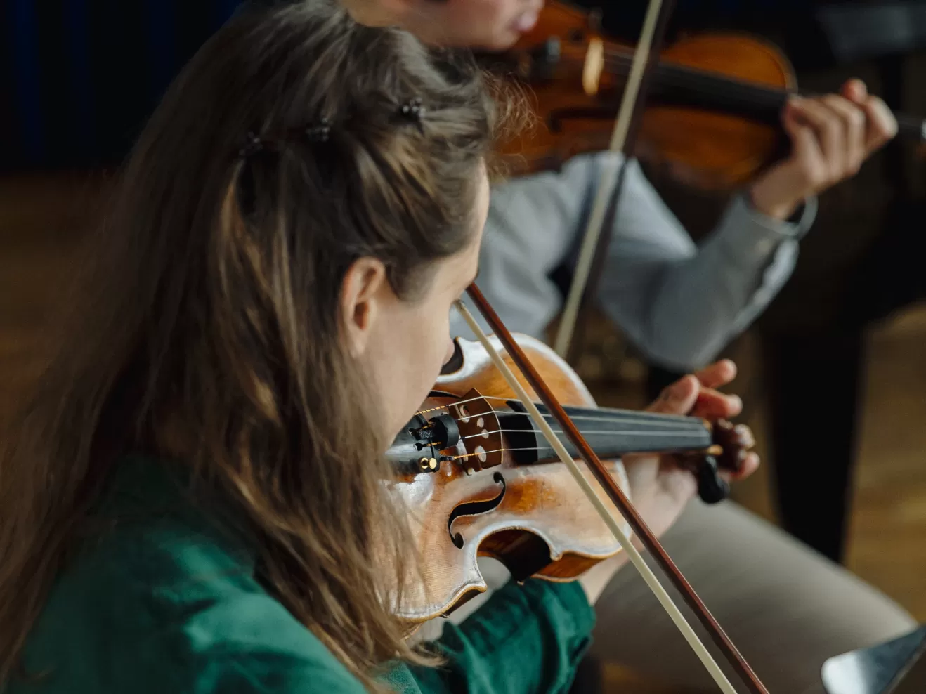 Eine Geigerin spielt ihr Instrument in einer Kammermusik-Probe.